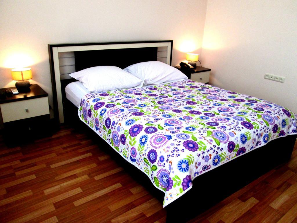 Max Comfort Hotel Kutaisi Habitación foto