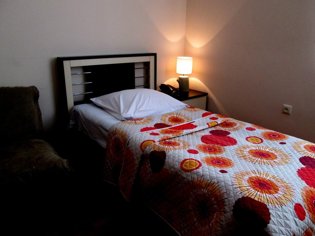 Max Comfort Hotel Kutaisi Habitación foto